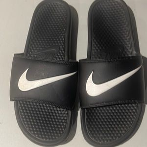 Used never worn Nike men’s slides.